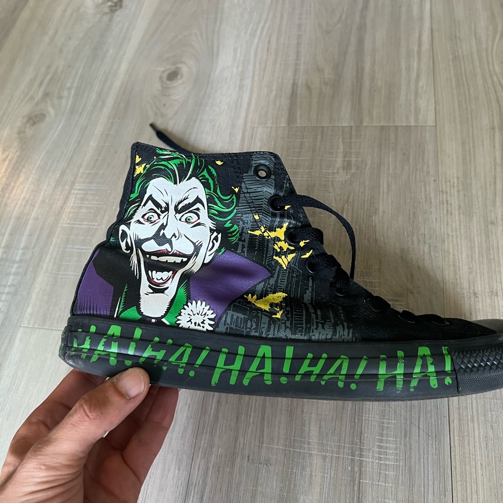 Joker converses